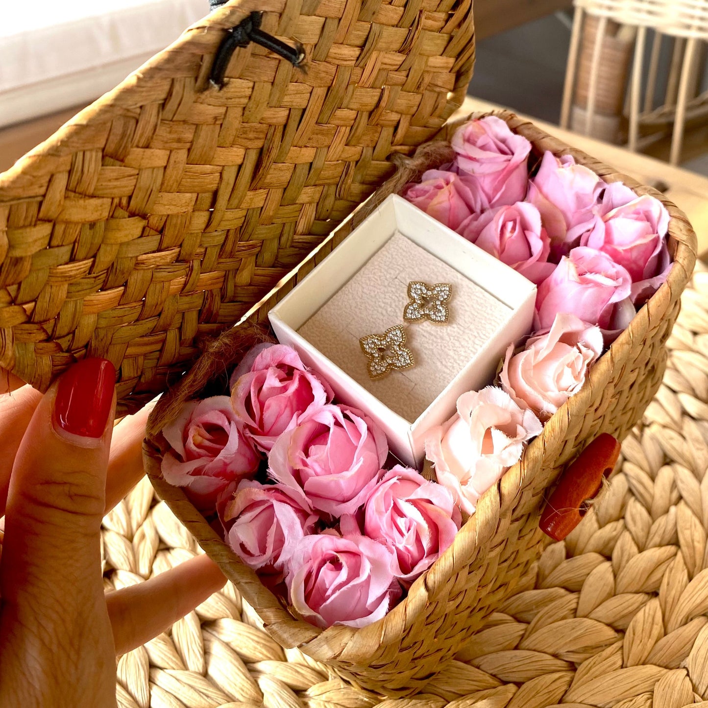 Box cofre regalo de bambú pequeño con flores artificiales rosas - Moments by You