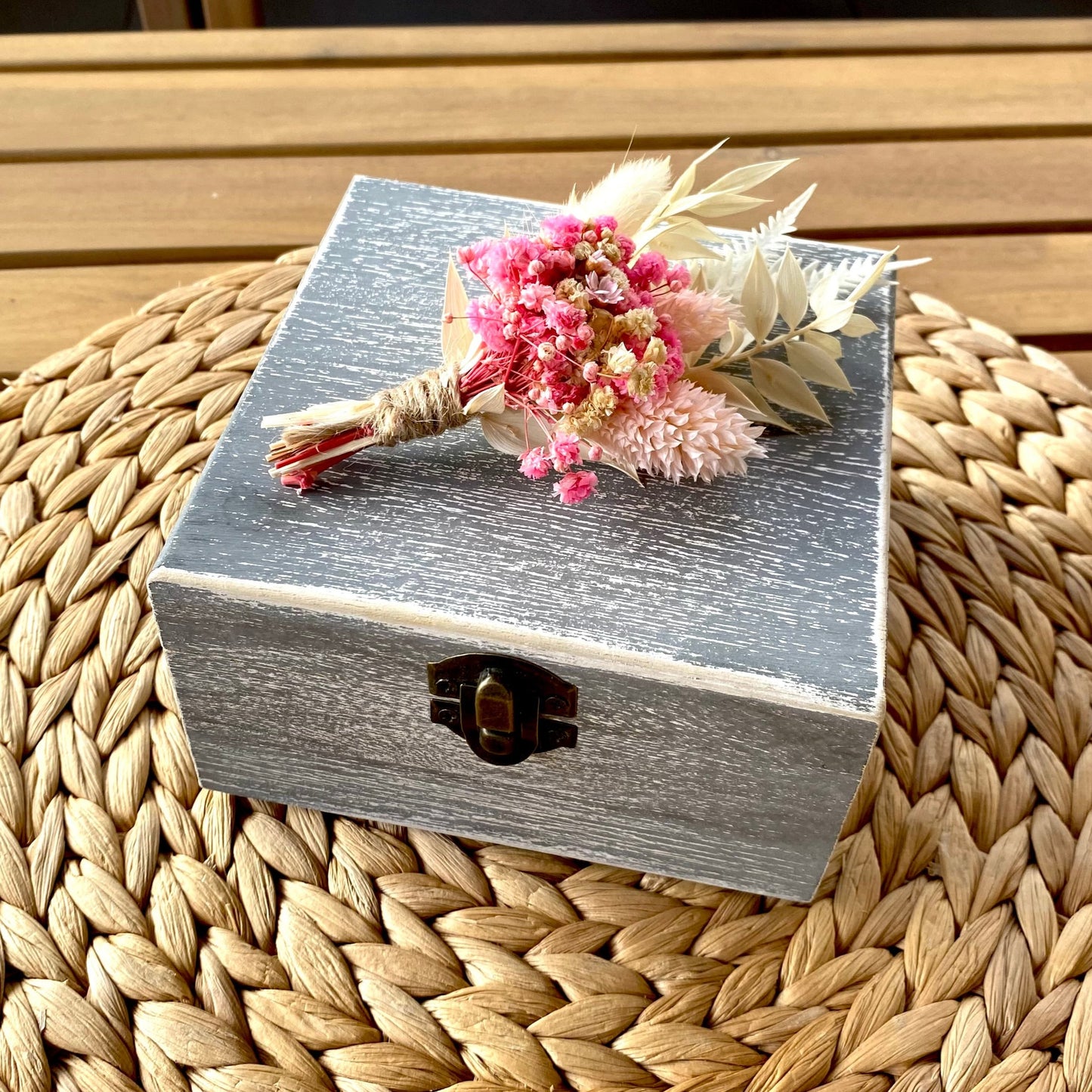 Box cofre regalo madera gris flores rojas y blancas + semijoya