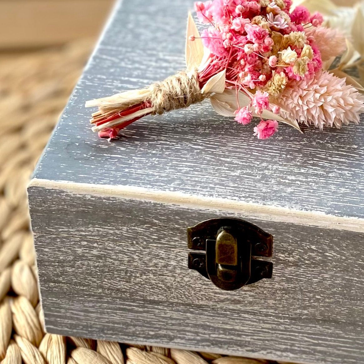 Box cofre regalo madera gris flores rojas y blancas + semijoya