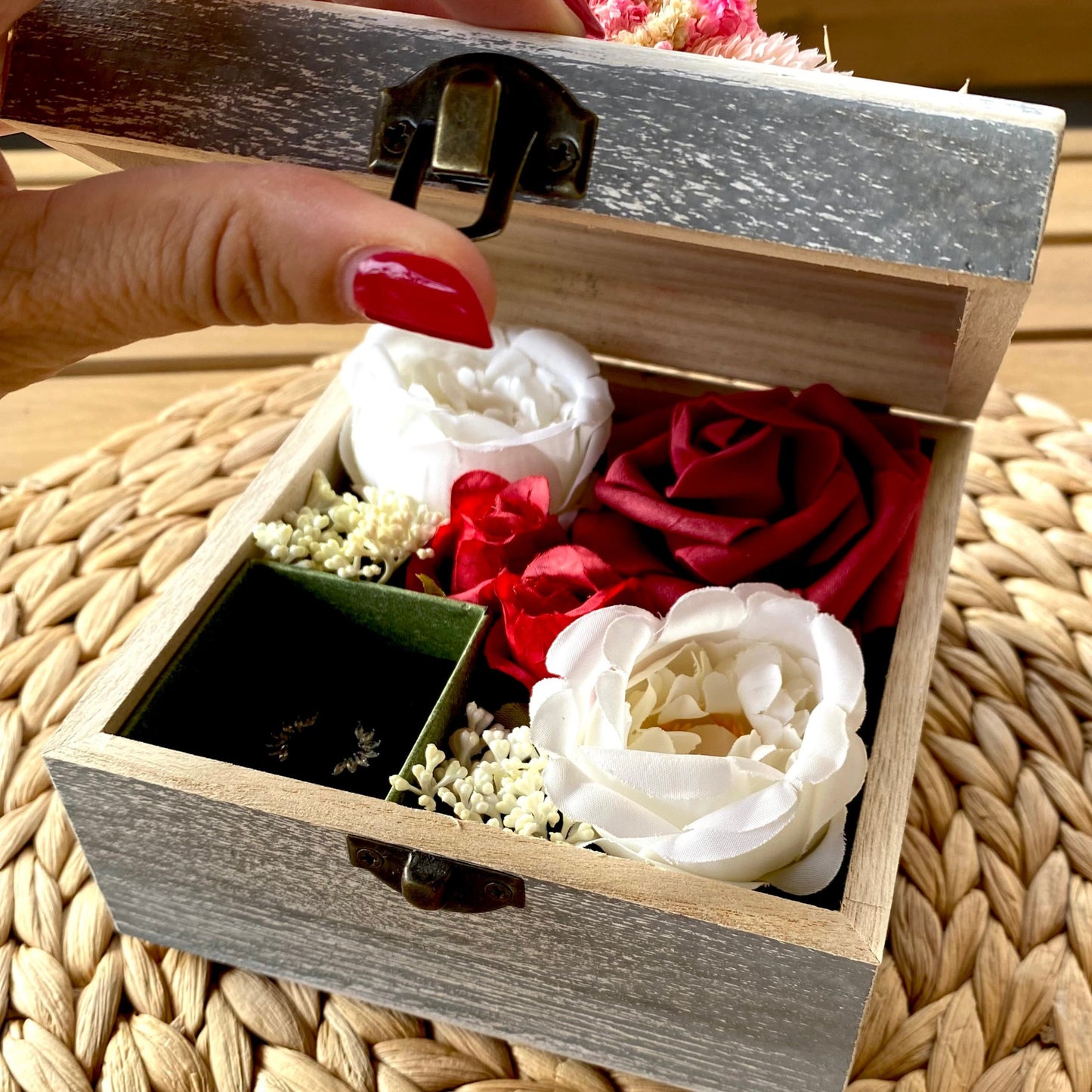 Box cofre regalo madera gris flores rojas y blancas + semijoya