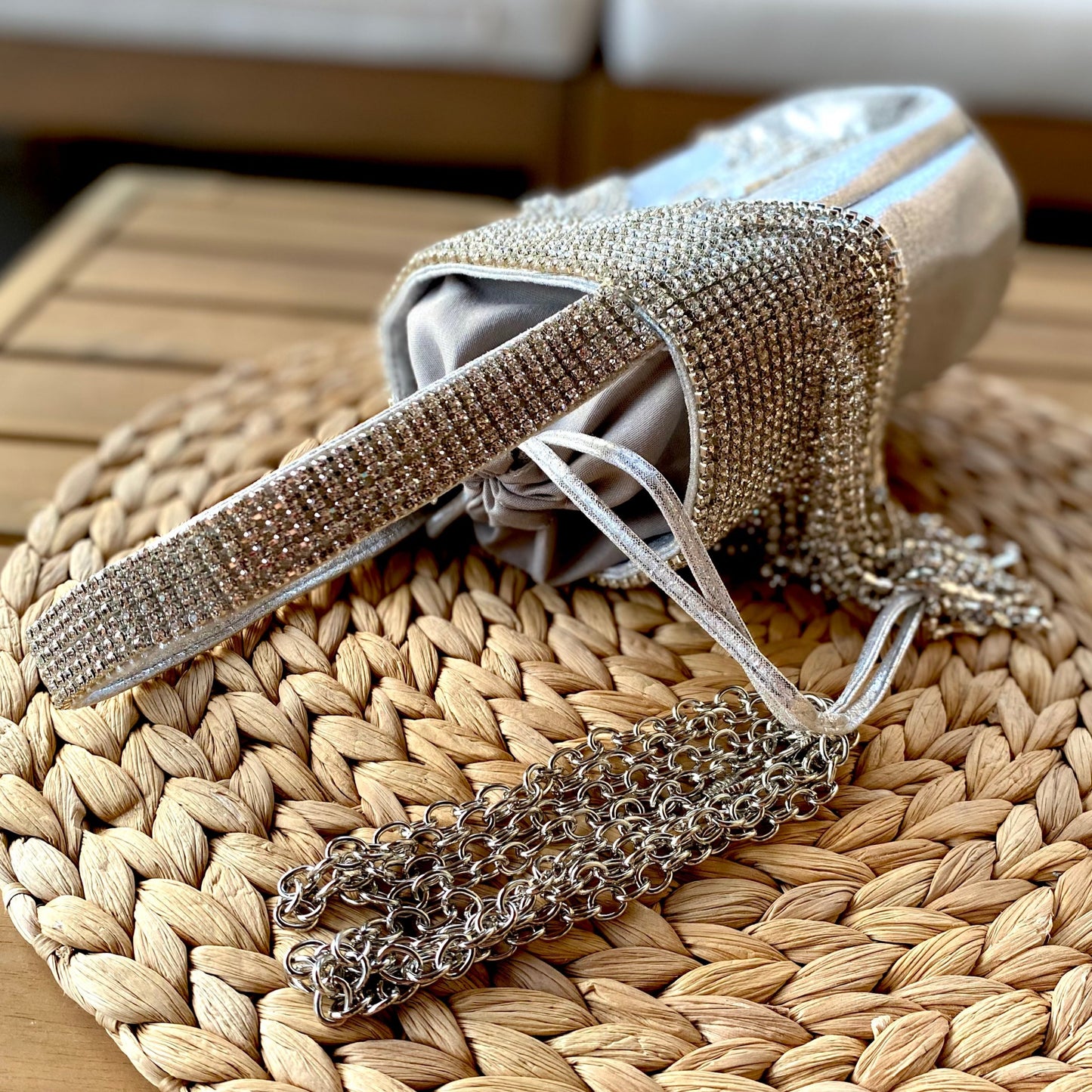 Sac à main de fête tressé en raphia beige