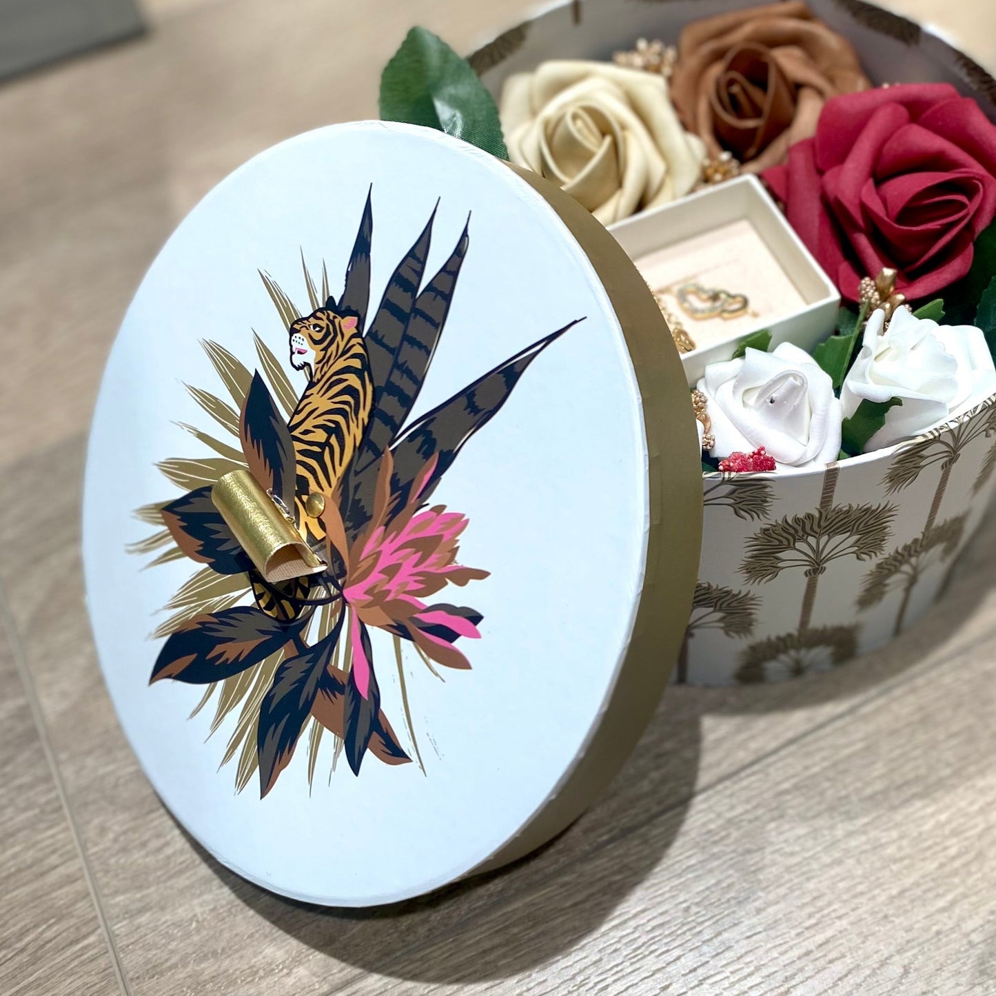 Joyero cofre regalo flores en caja tipo selva con dibujo de tigre y flores artificiales + pulsera acero y circonitas