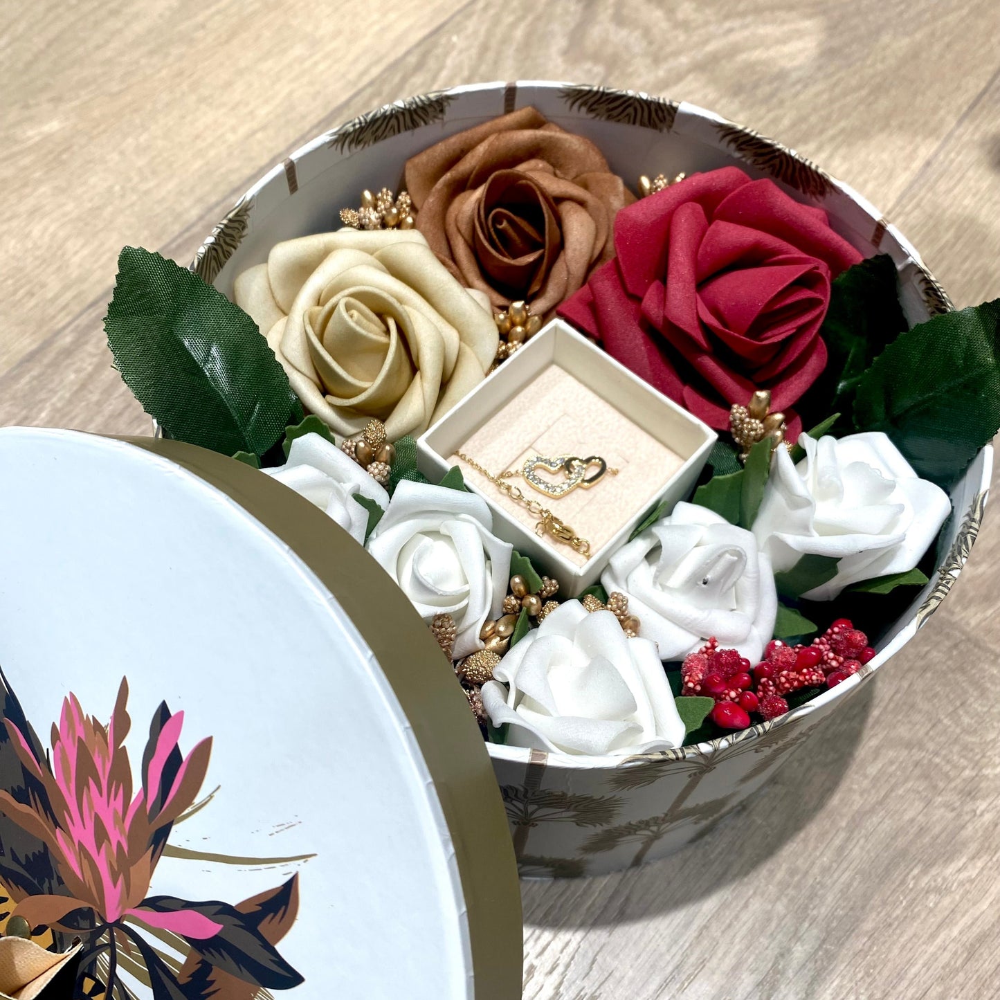 Joyero cofre regalo flores en caja tipo selva con dibujo de tigre y flores artificiales + pulsera acero y circonitas