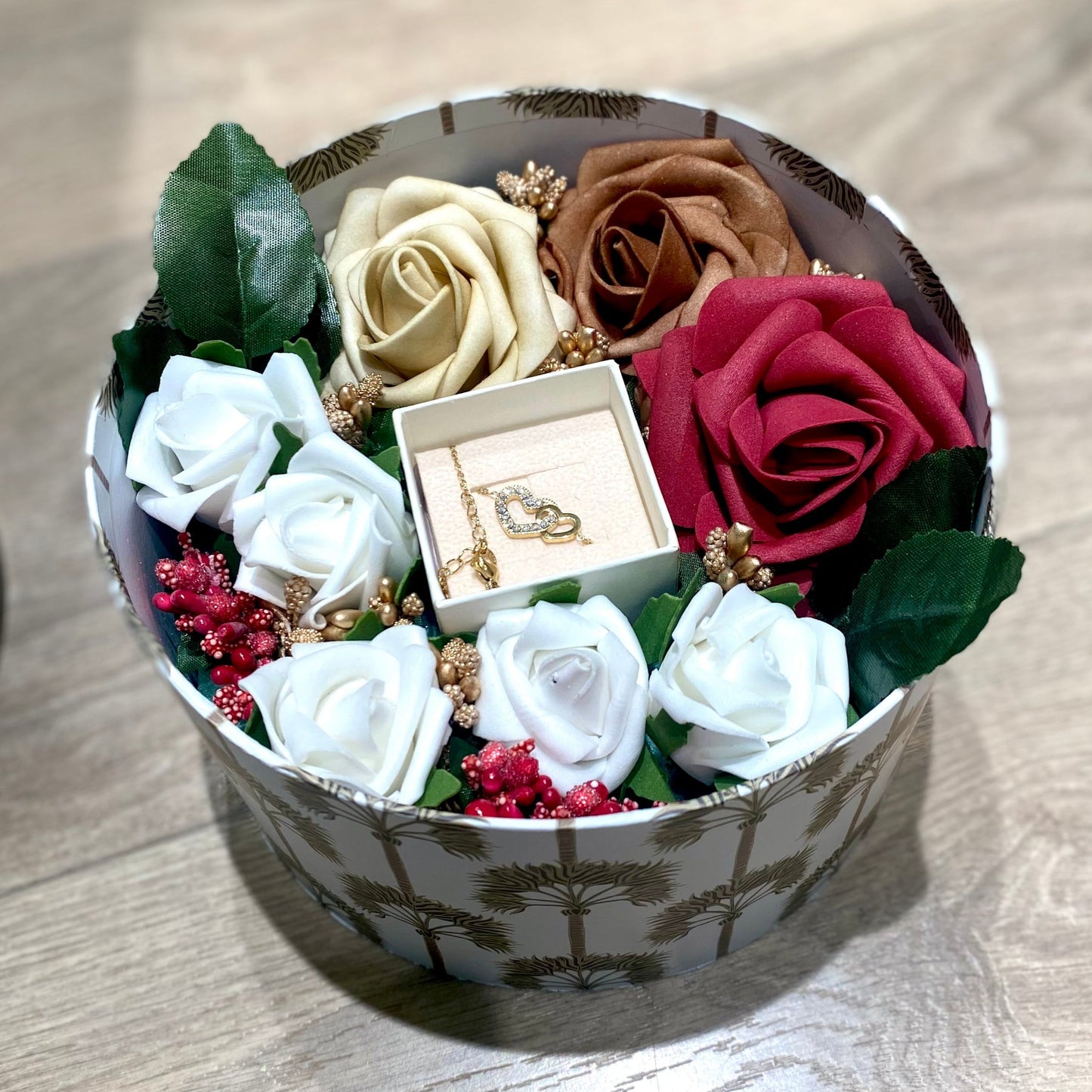 Joyero cofre regalo flores en caja tipo selva con dibujo de tigre y flores artificiales + pulsera acero y circonitas