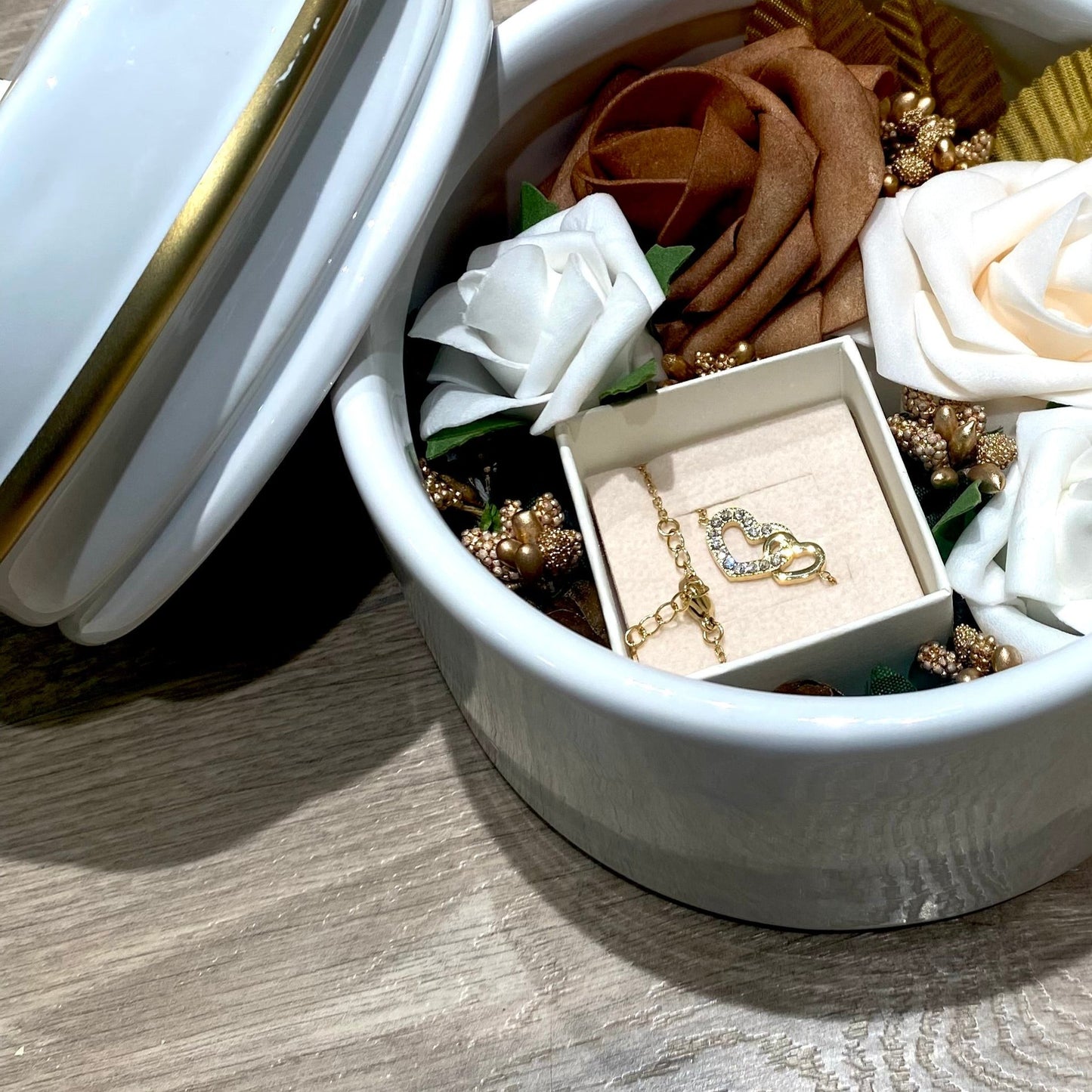 Box joyero porcelana con flores artificiales + Semijoya (pulsera)