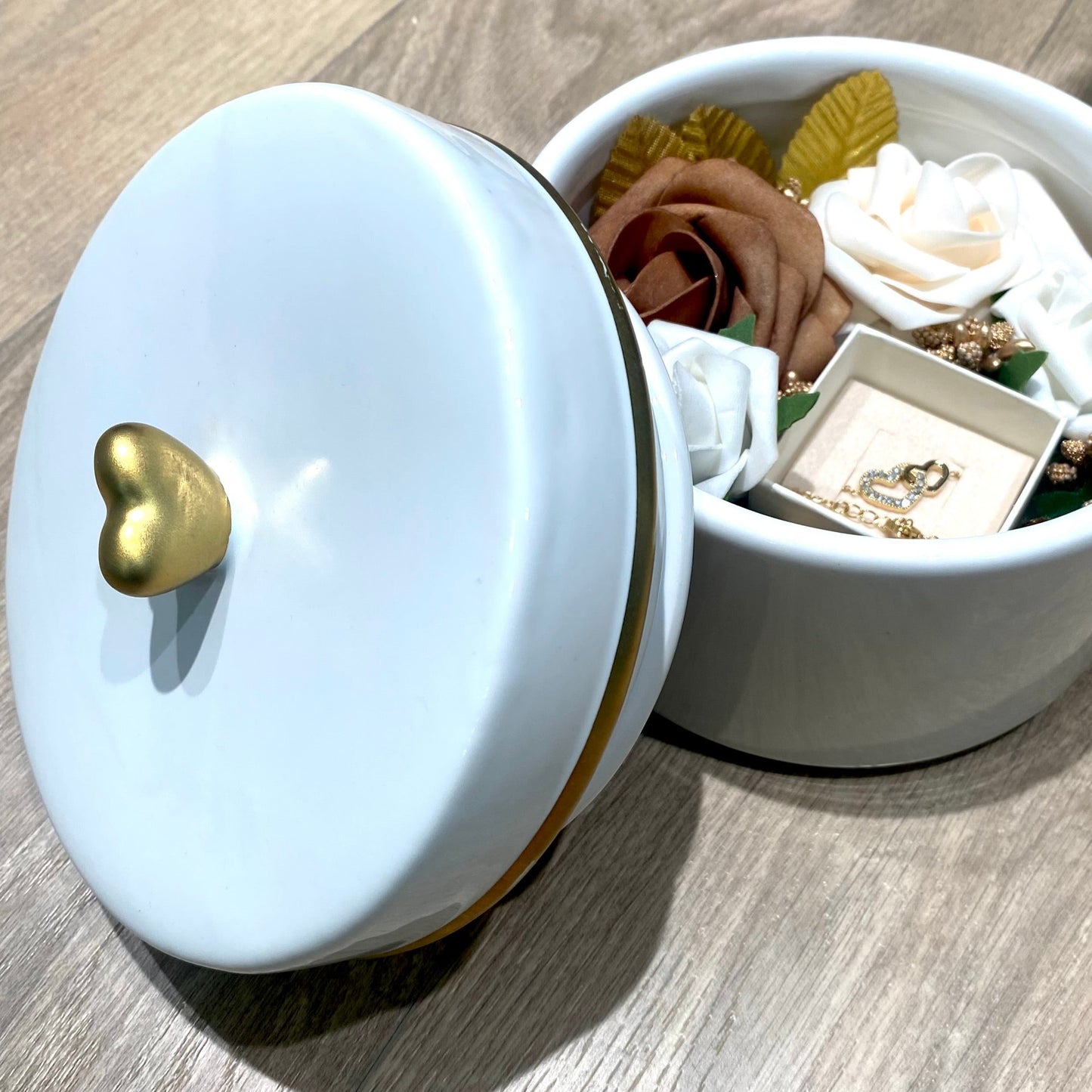 Box joyero porcelana con flores artificiales + Semijoya (pulsera)