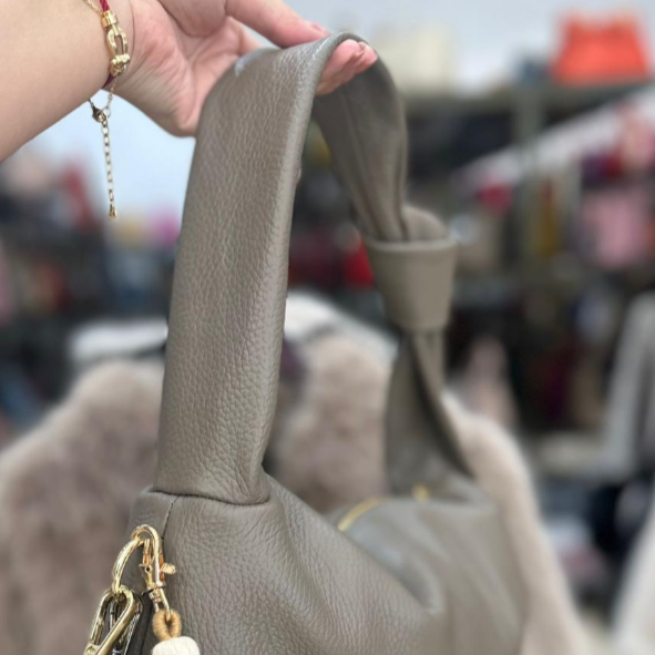 Bolso de piel auténtica liso tipo baguette color topo y detalle nudo en asa - mbyou