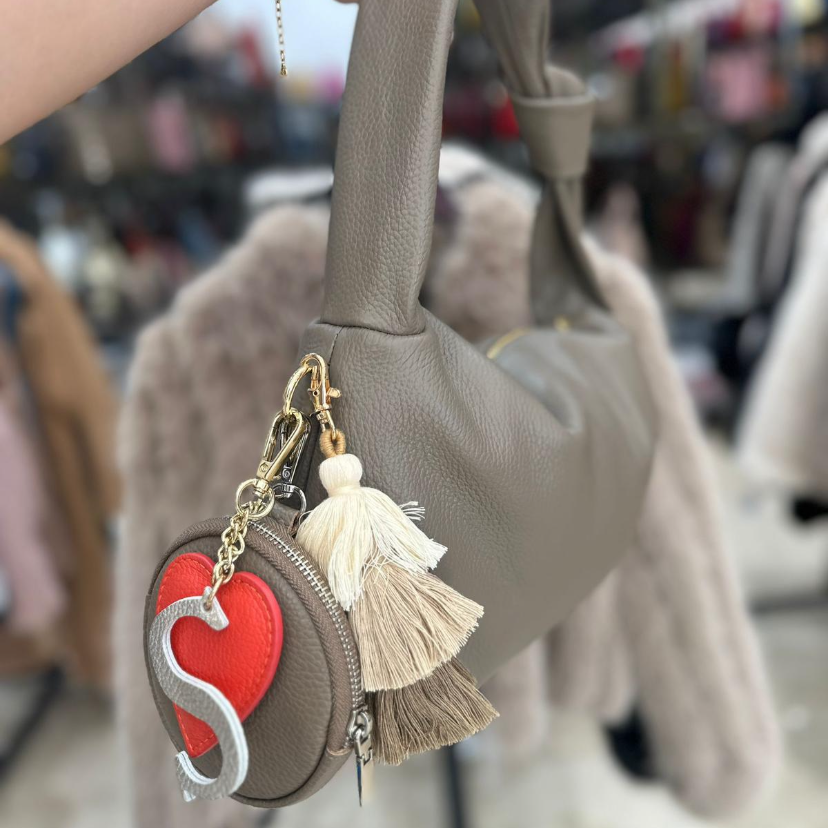 Bolso de piel auténtica liso tipo baguette color topo y detalle nudo en asa - mbyou