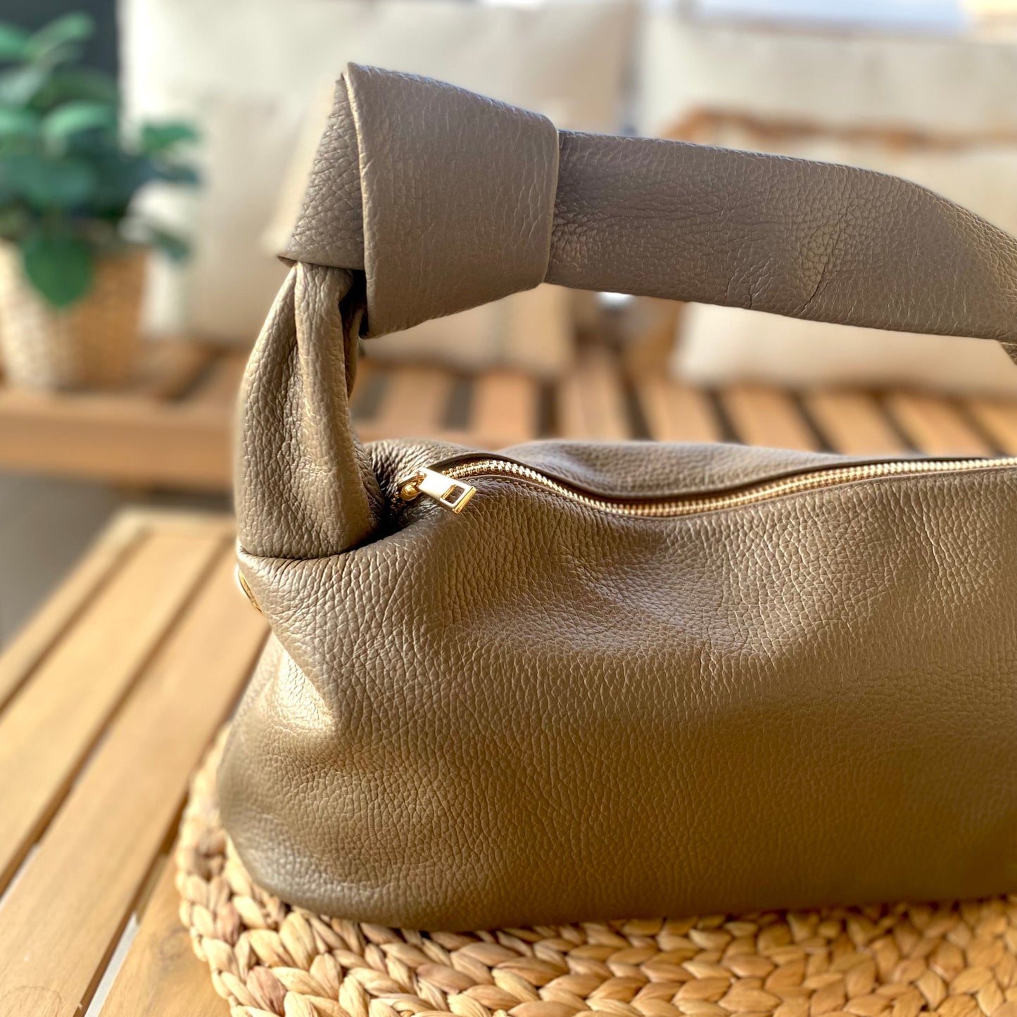 Bolso de piel auténtica liso tipo baguette color topo y detalle nudo en asa - mbyou