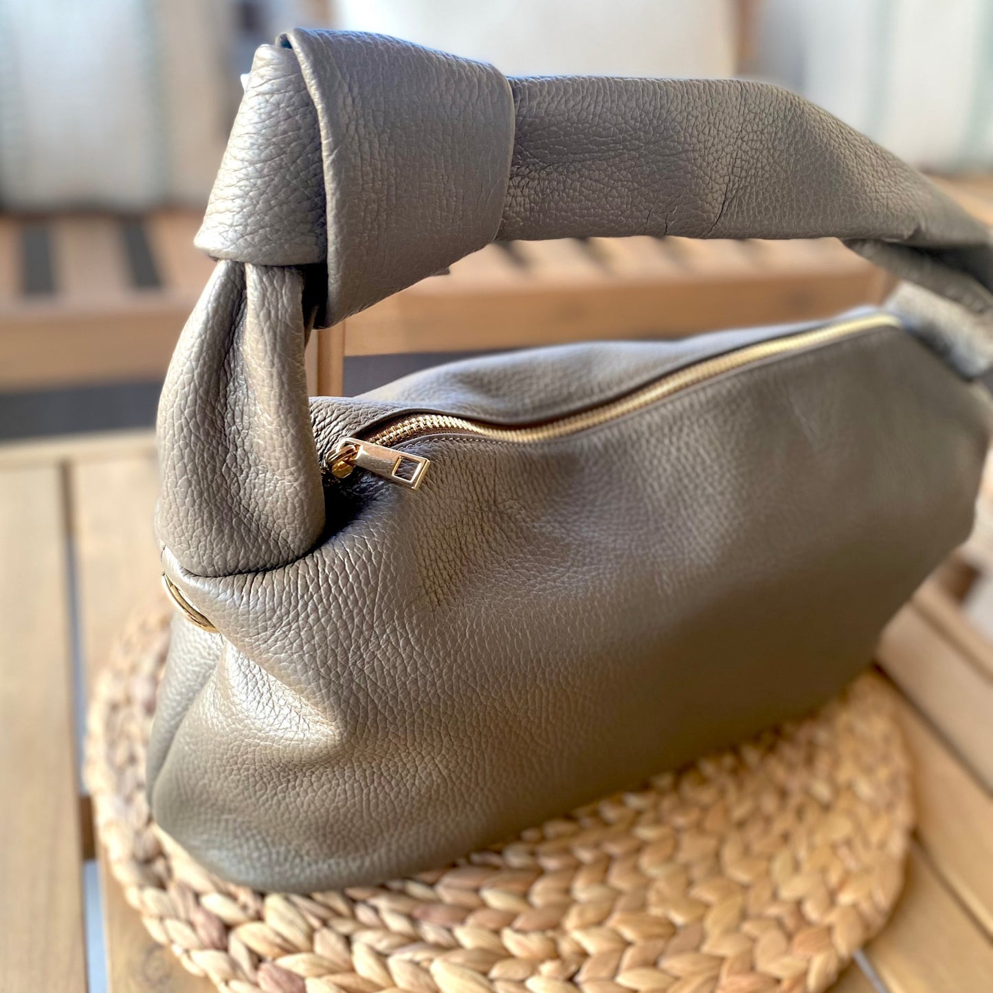 Bolso de piel auténtica liso tipo baguette color topo y detalle nudo en asa - mbyou