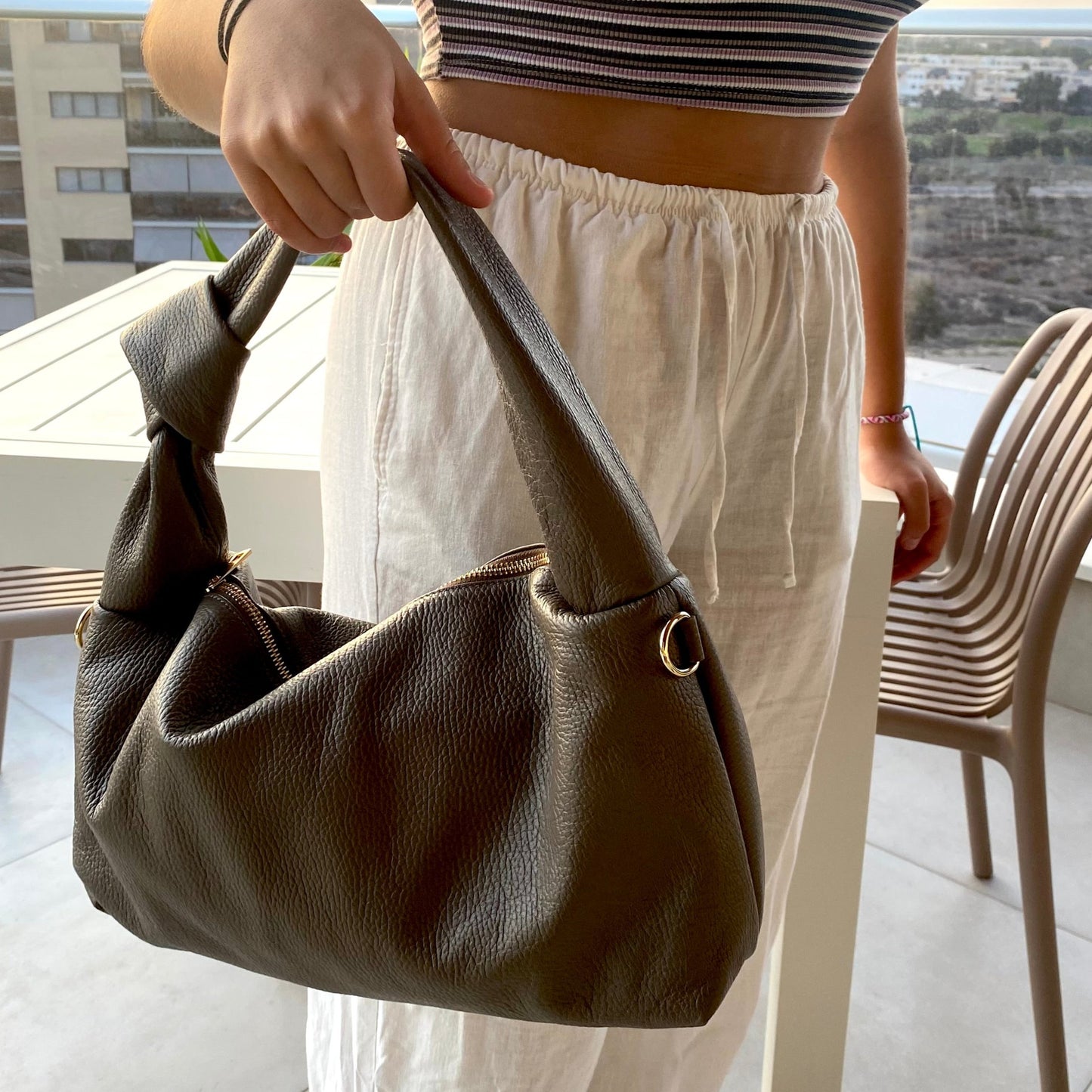 Bolso de piel auténtica liso tipo baguette color topo y detalle nudo en asa - mbyou