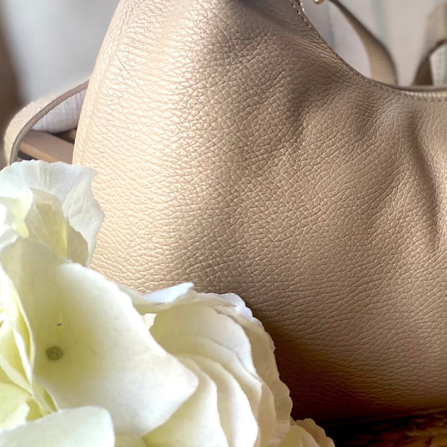 Bolso liso de piel 100% auténtica beige con detalle tachuelas doradas en la hombrera - mbyou