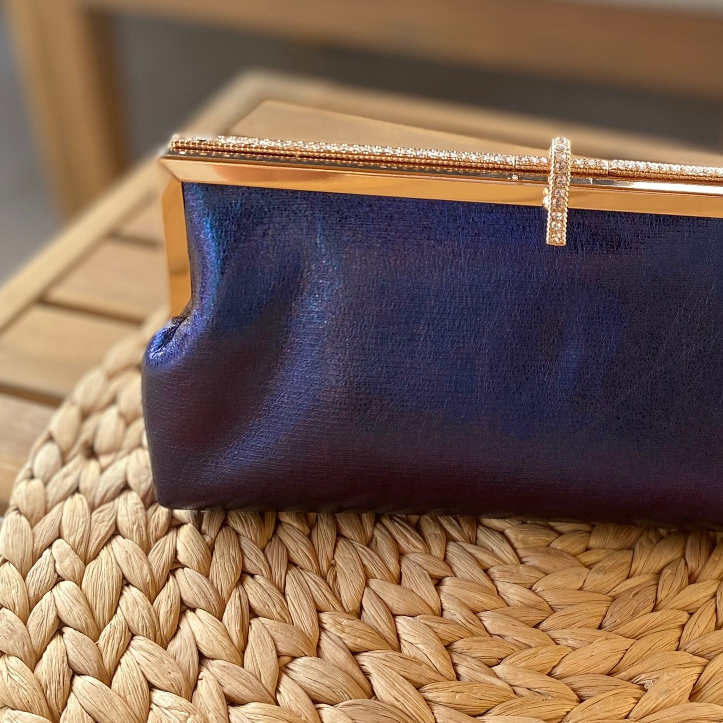 Bolso de mano de fiesta destellos azul noche y cierre dorado con brillis