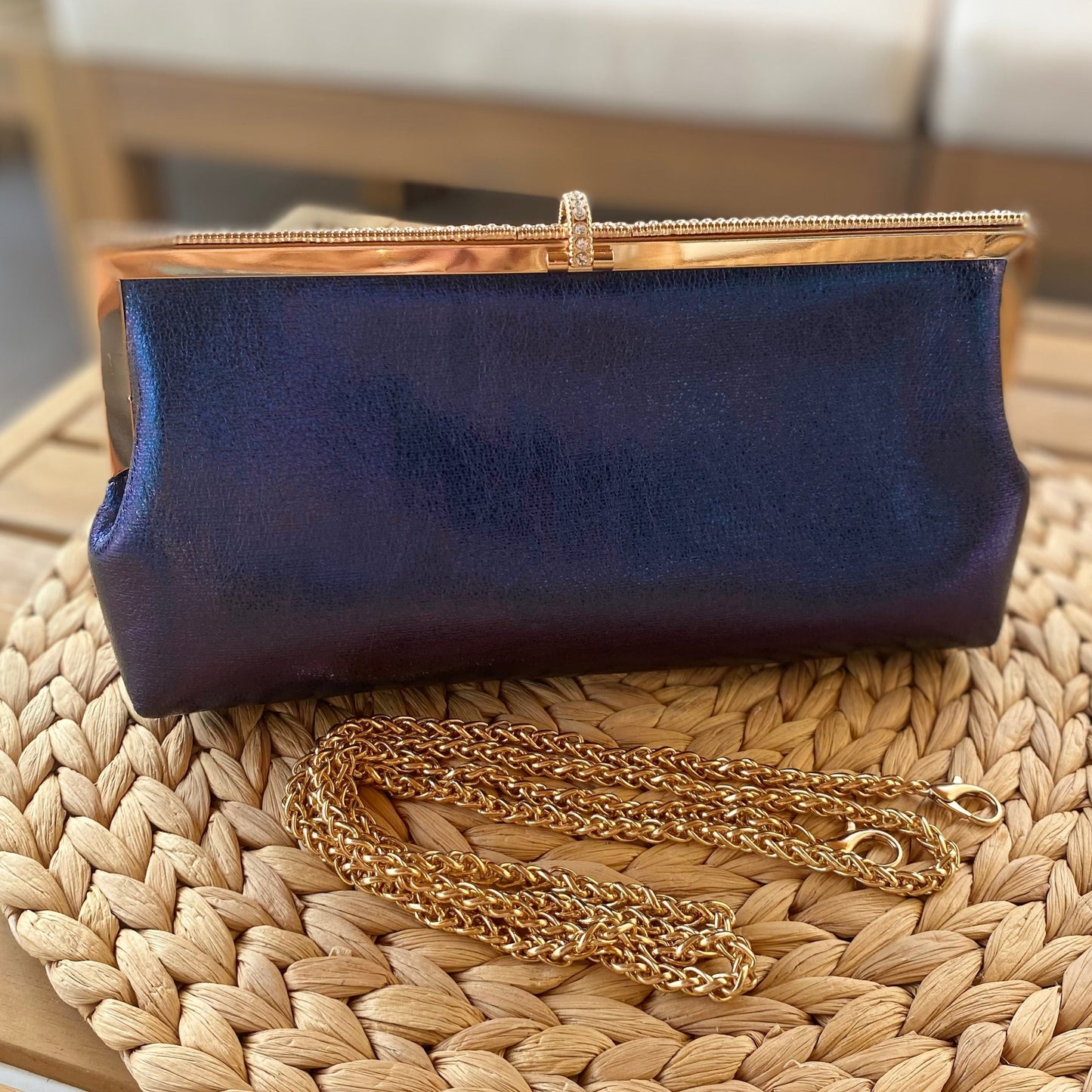 Bolso de mano de fiesta destellos azul noche y cierre dorado con brillis