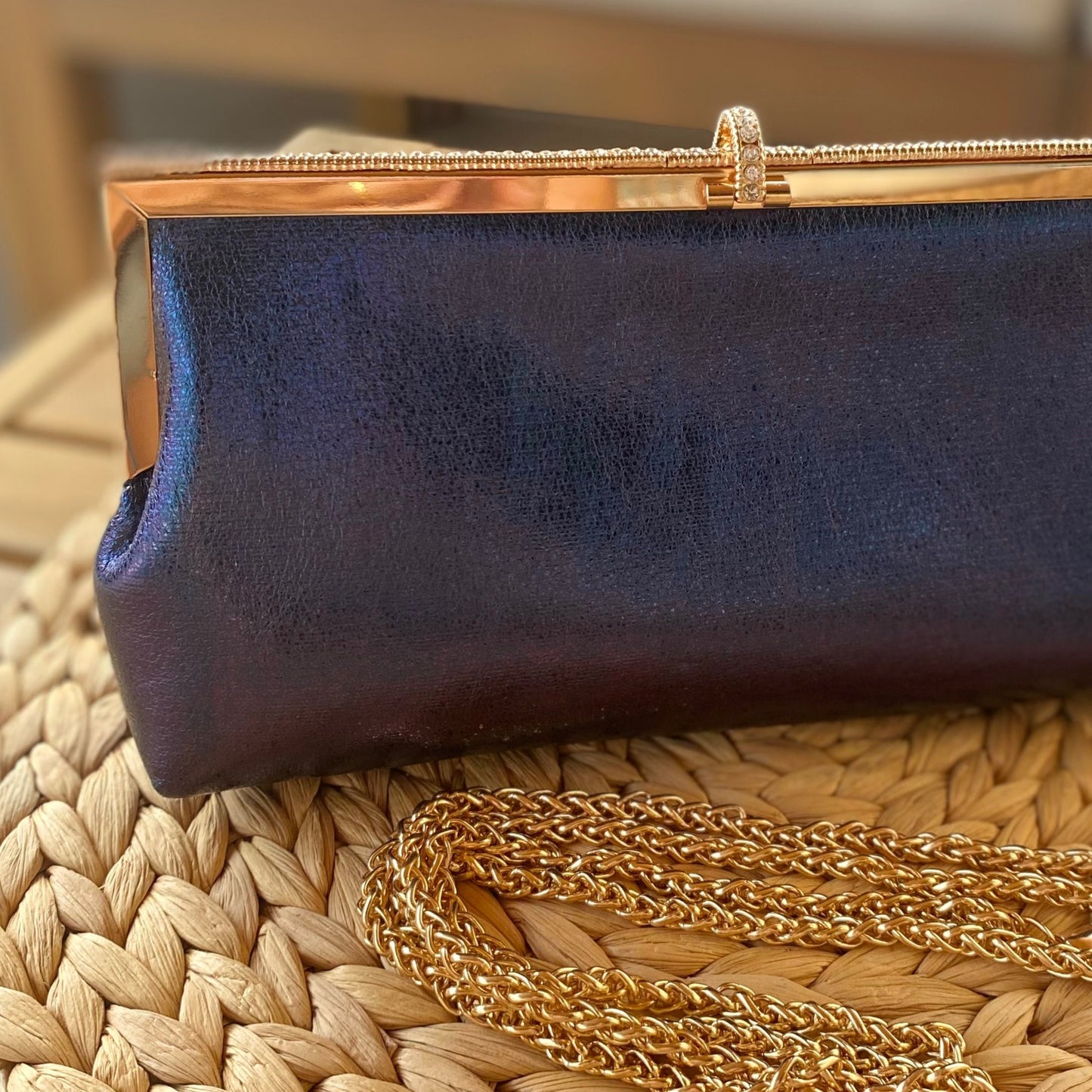 Bolso de mano de fiesta destellos azul noche y cierre dorado con brillis