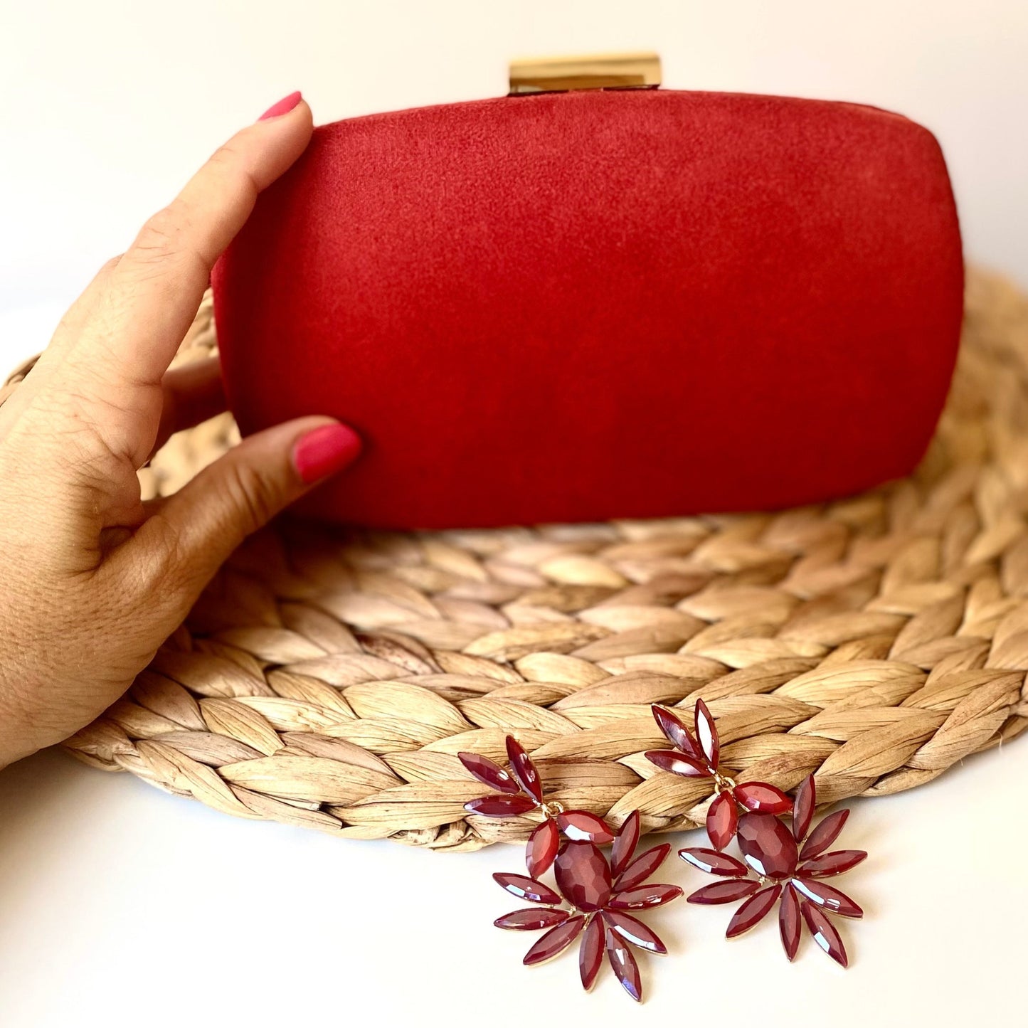 Bolso de fiesta de mano ante burdeos y cierre dorado