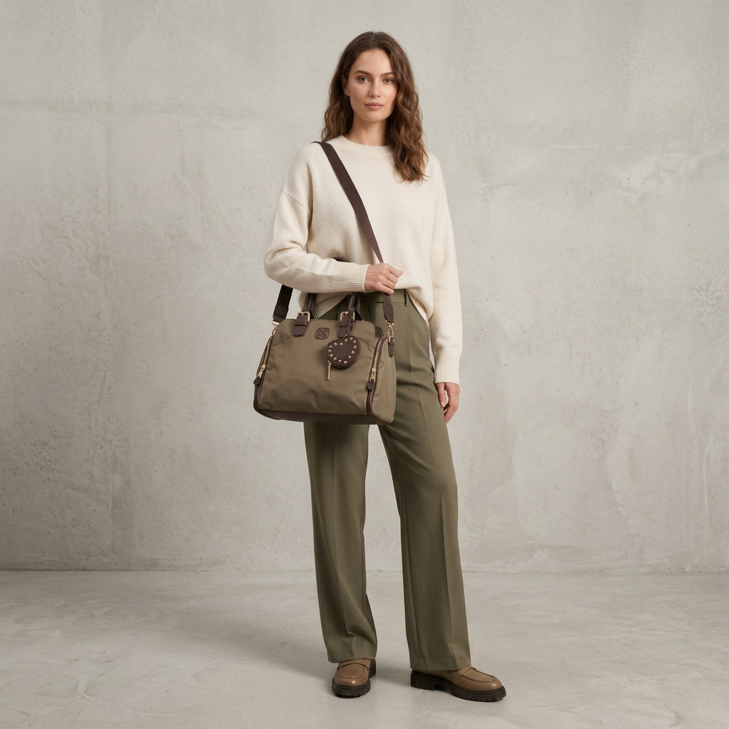Bolso shopper y bandolera nylon con bolsillos en marrón Xti