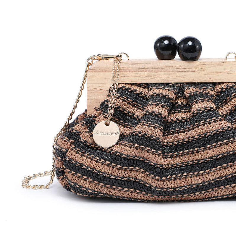 Bolso de mano de rafia con rayas marrones y negras y cierre de madera - mbyou