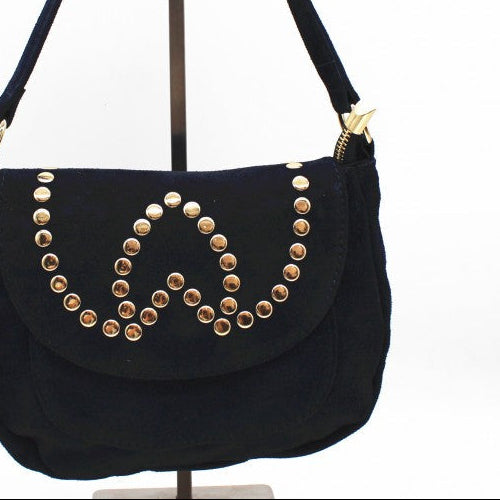 Bolso de piel 100% acabado ante con tachuelas en acabado dorado y solapa en color azul marino - mbyou