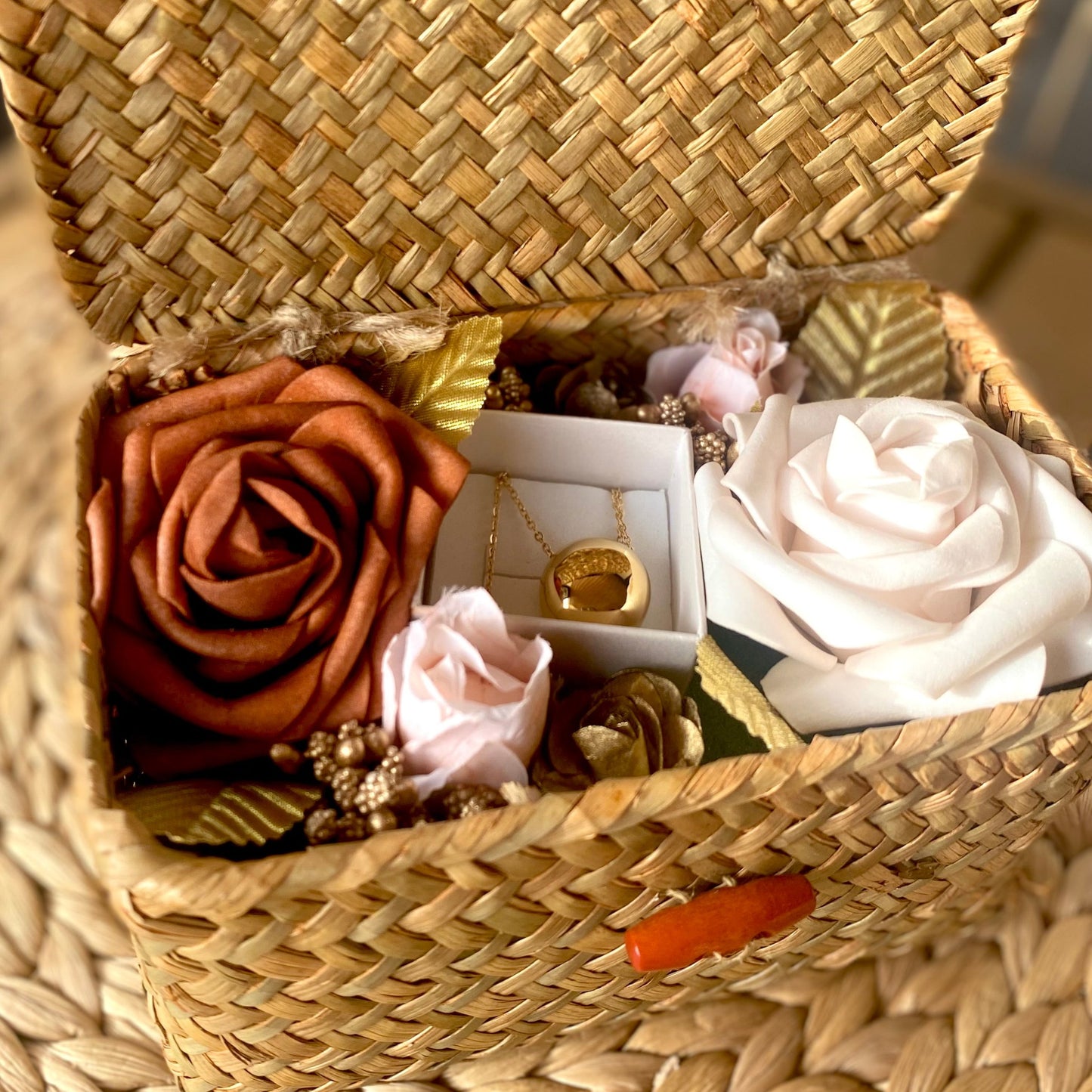Box cofre regalo de bambú mediano flores artificiales caldero, dorado y rosa claro + semijoya