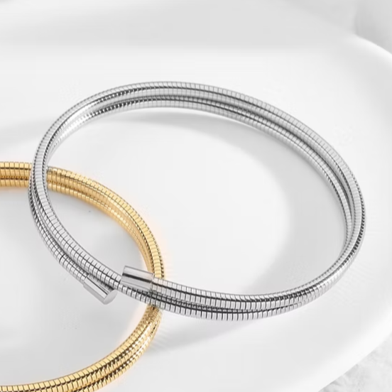 Bracelet rigide en acier avec trèfles argentés