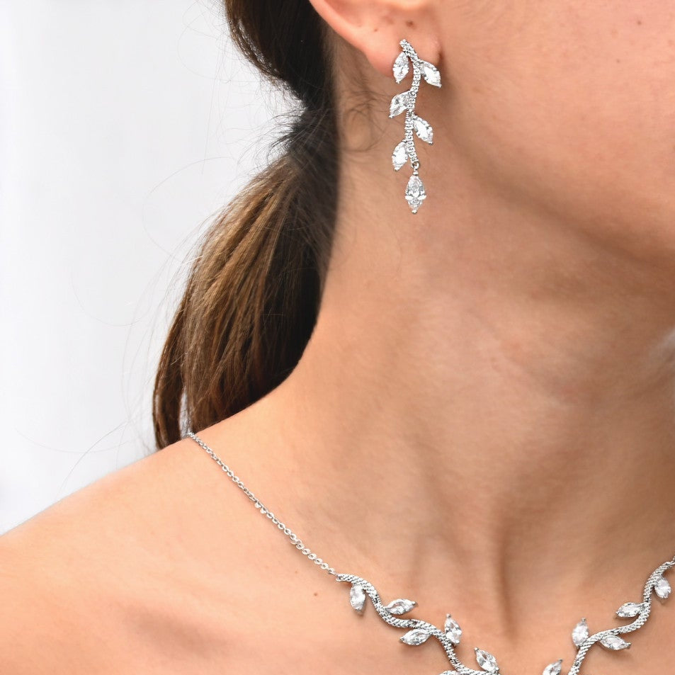Conjunto Collar y Pendientes con forma de hojas en enredadera de circonitas acabado plata