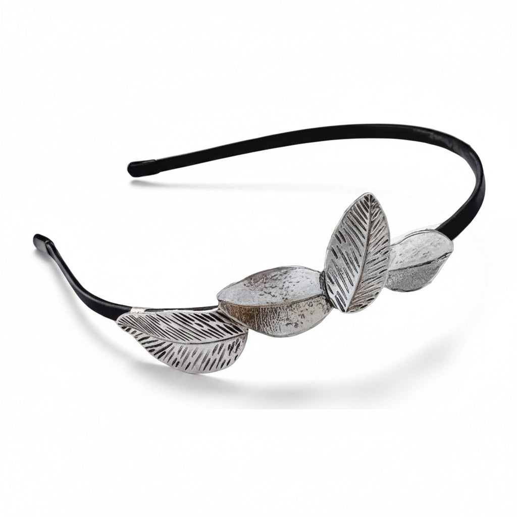 Diadema fina negra con estructura metálica de hojas en acabado plata - Moments by You