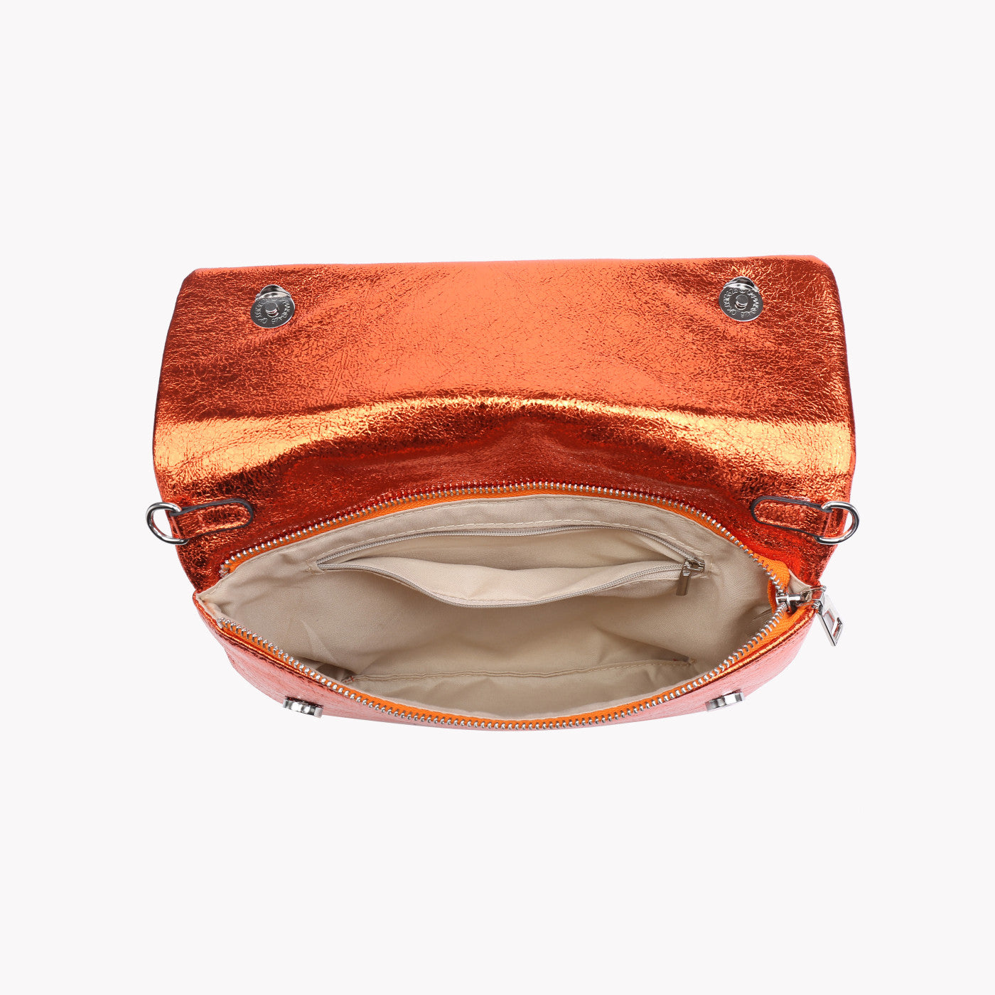 Bolso bandolera estilo sobre con solapa plata metalizado