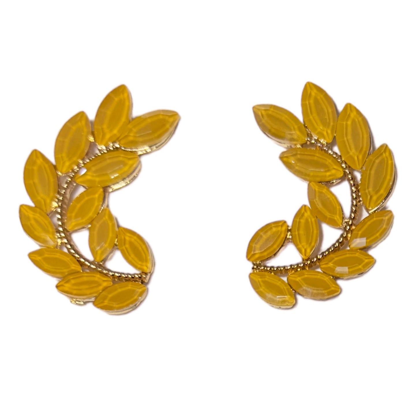 Pendientes largos forma laurel con cristales mostaza y acabado oro