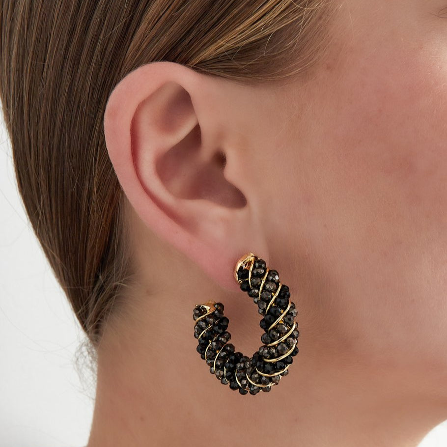 Pendientes de cobre en forma de aro con brillitos fucsia y naranja acabado oro - mbyou