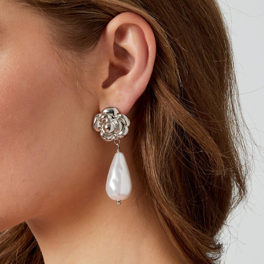 Pendientes acero inoxidable con detalle de flor y perla colgante grande