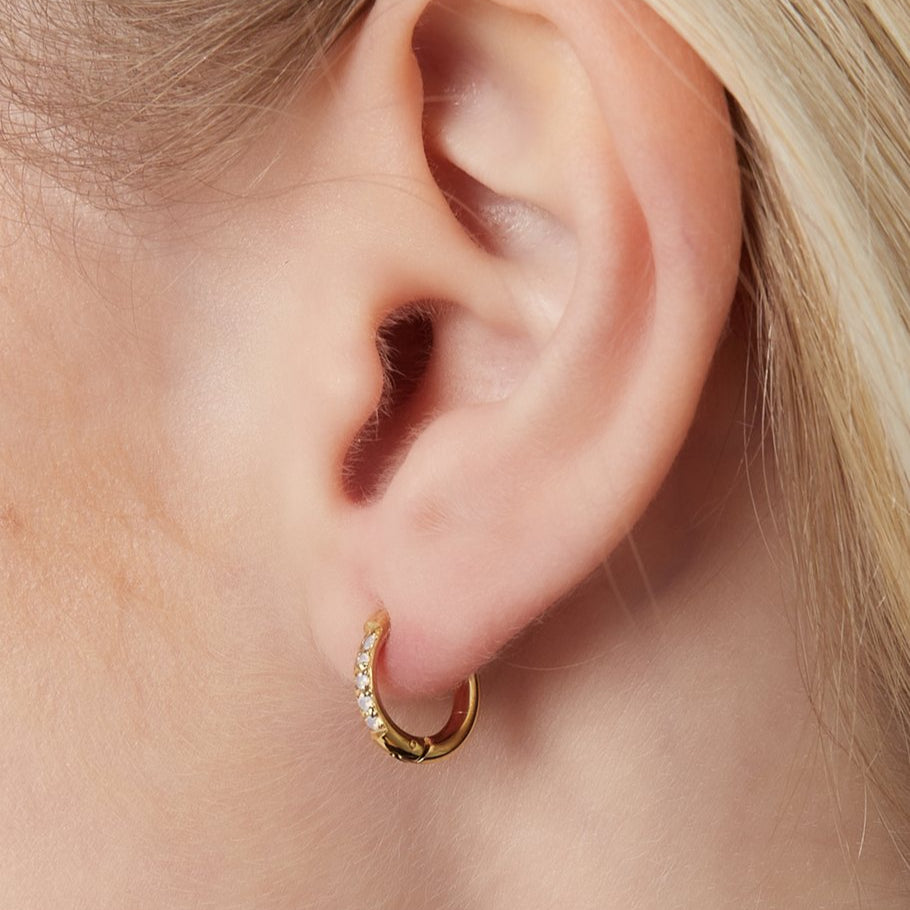 Pendientes acero inoxidable tipo aro pequeño con cristales pequeños acabado oro - mbyou