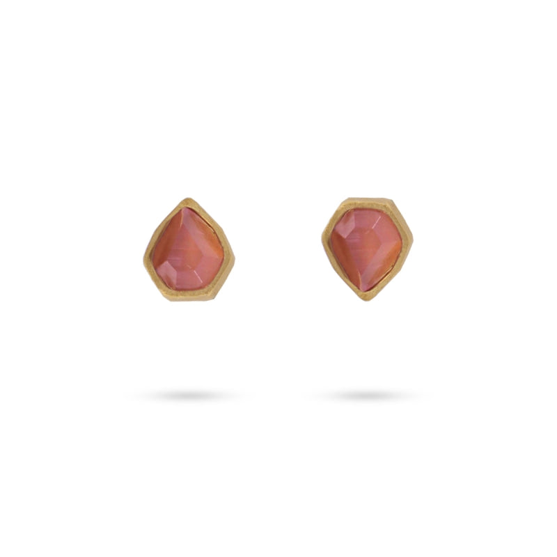Pendiente corto de acero quirúrgico en forma de lágrima con una piedra de cristal en color rosa acabado oro - mbyou