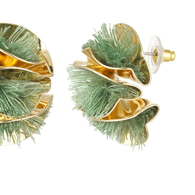 Pendientes en forma de semicírculo con flecos de color verde rodeados de metal acabado oro - mbyou