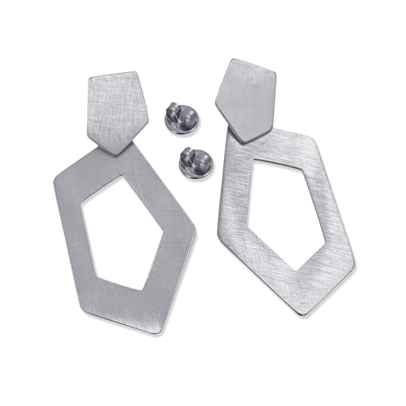 Pendientes largos de acero mate pulido con diseño geométrico acabado plata - mbyou