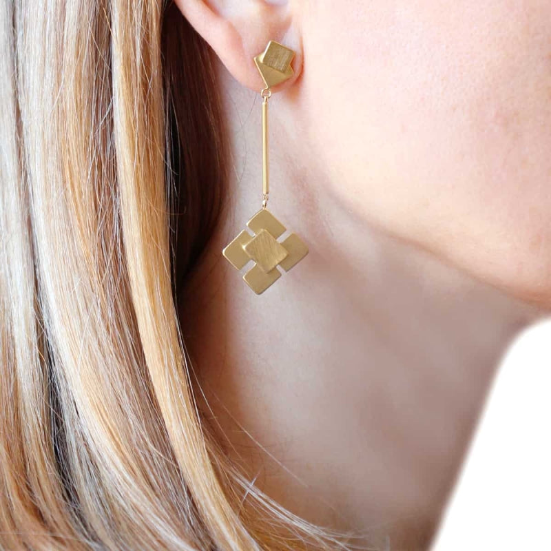 Pendientes largos de acero pulido mate con diseño de cuadrados desprendidas en un palo recto acabado oro - mbyou