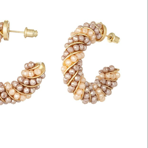 Pendientes de cobre en forma de aro con brillitos beige en diferentes tonos acabado oro - mbyou