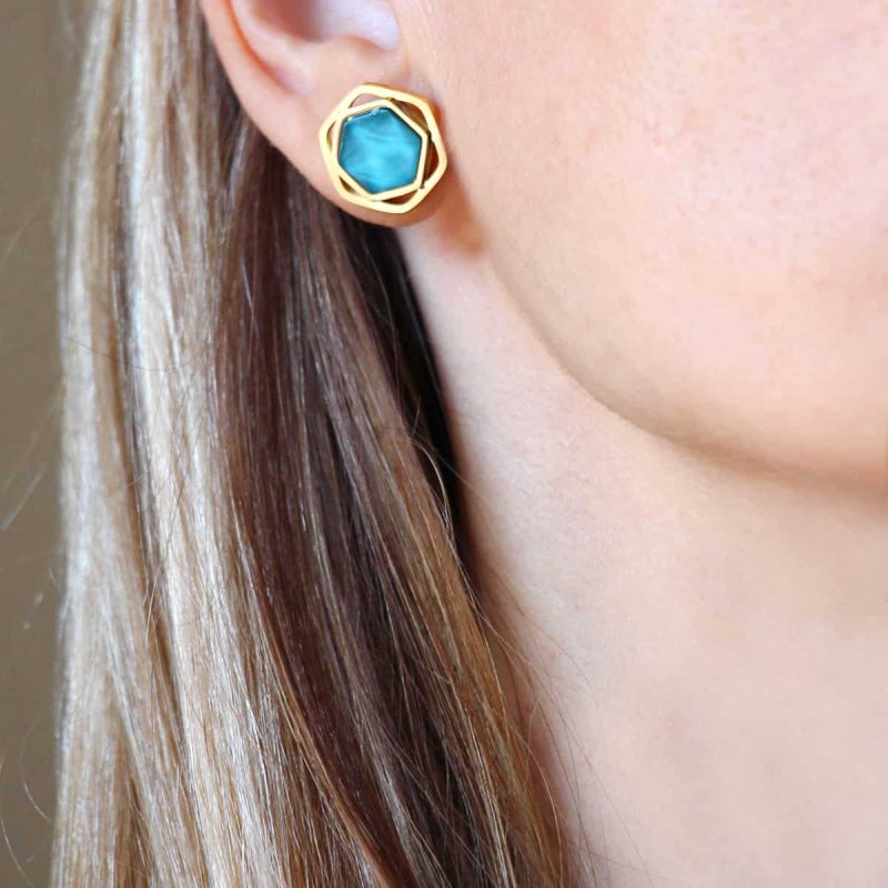 Pendientes cortos de acero inoxidable quirúrgico forma geométrica con piedra fucsia acabado oro - mbyou