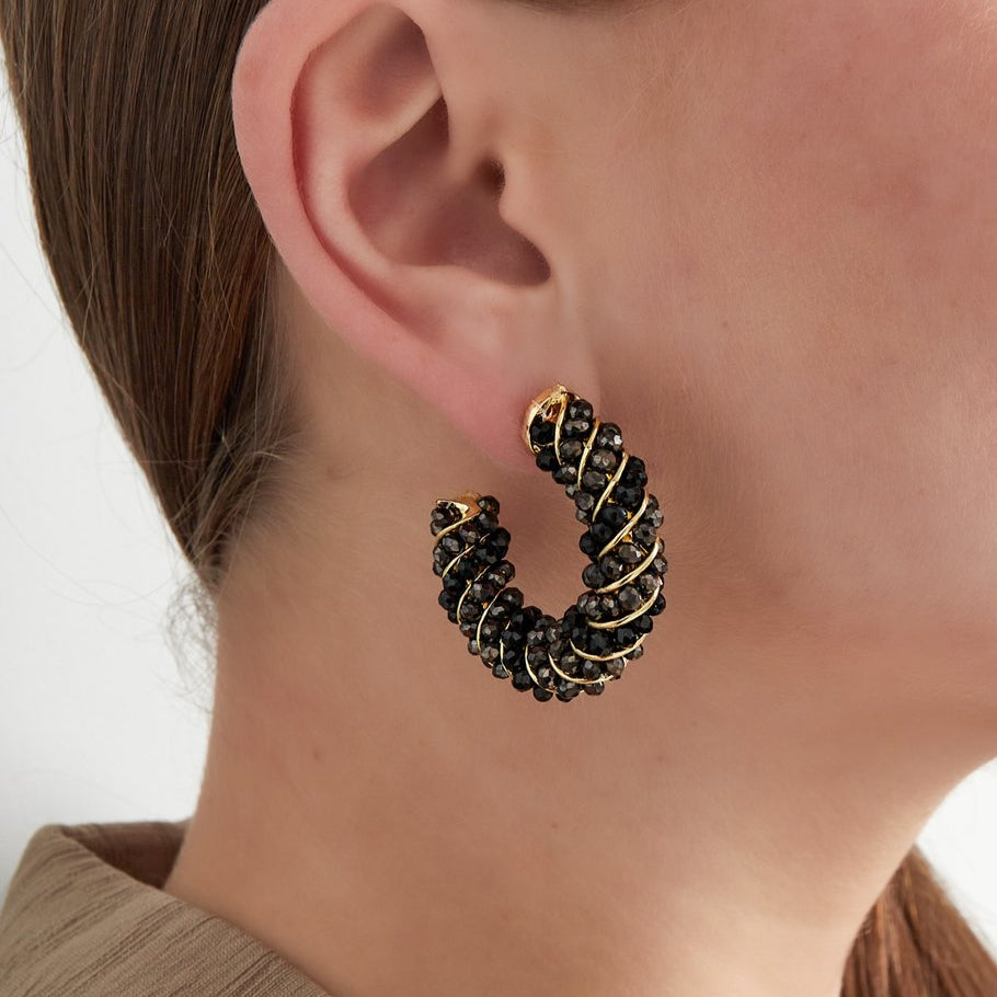 Pendientes de cobre en forma de aro con brillitos beige en diferentes tonos acabado oro - mbyou