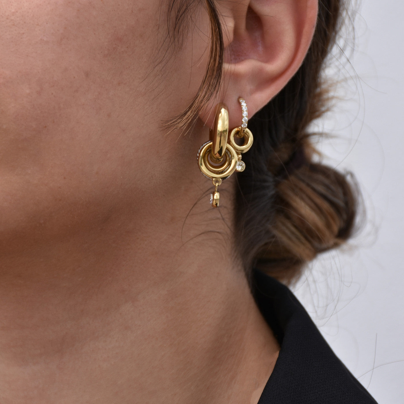 Pendientes de acero inoxidable con aros entrelazados y con circonitas acabado oro - mbyou