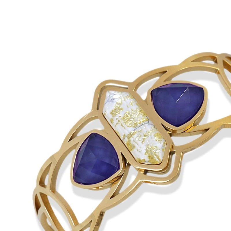 Pulsera de acero quirúrgico con una piedra de textura mármol en blanco y dos piedras de cristal acabado oro - Moments by You