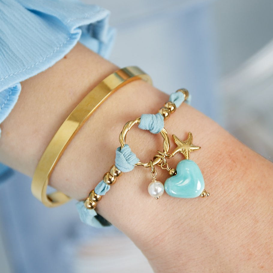Pulsera de tela y acero, dijes corazón grande, estrella marina, perla acabado verde agua y dorado - mbyou