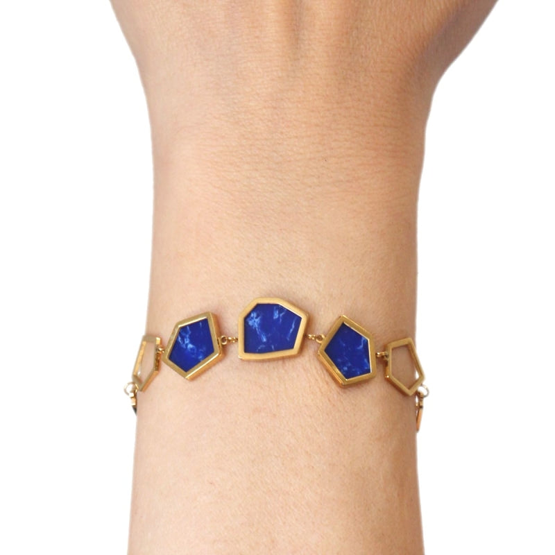 Pulsera de acero quirúrgico con formas geométricas y tres con acabado mármol en color negro acabado oro - mbyou