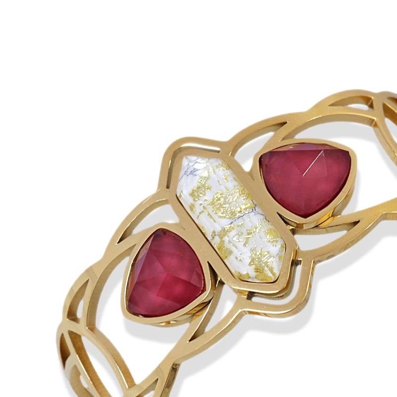 Pulsera de acero quirúrgico con una piedra de textura mármol en blanco y dos piedras de cristal en rojo, con acabado oro - mbyou