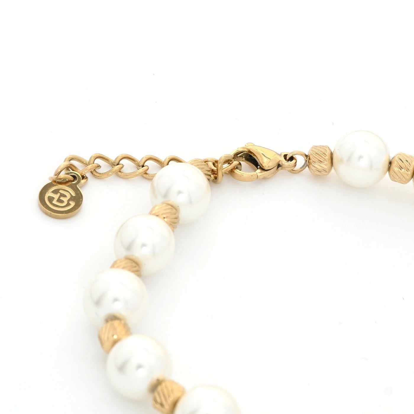 Pulsera de acero inoxidable con perlas separadas por dijes con textura lineal acabada oro - mbyou