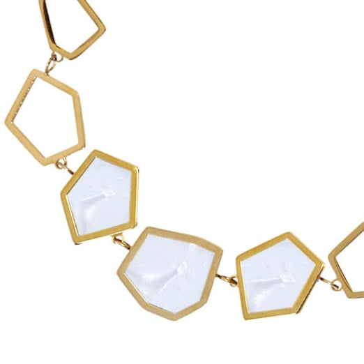 Pulsera de acero quirúrgico con formas geométricas y tres con acabado mármol en color blanco acabado oro - mbyou