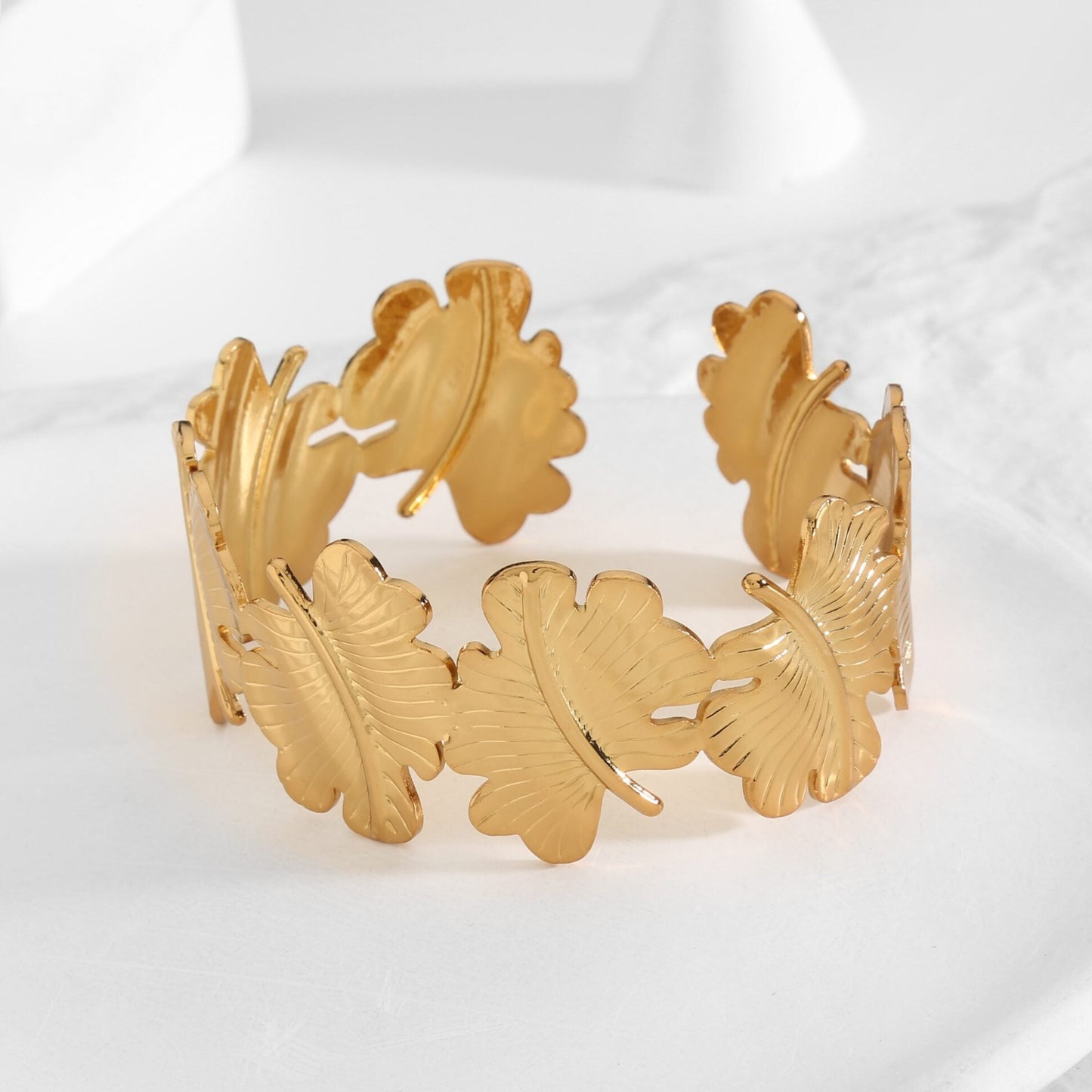 Bracelet rigide en acier avec trèfles argentés