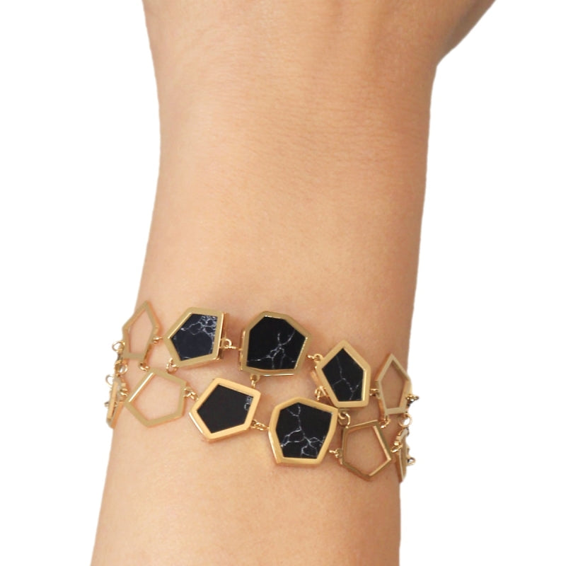 Pulsera de acero quirúrgico con dos tiras con diseño geométrico y con tres de ellos en acabado mármol en color negro acabado oro - mbyou