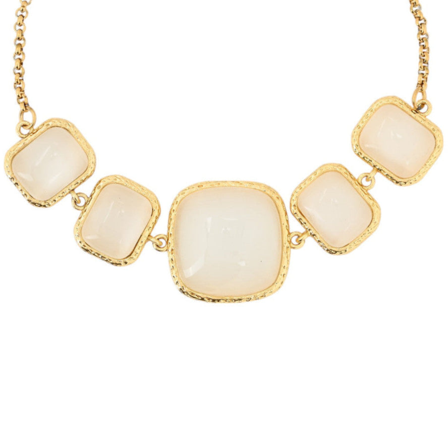 Pulsera con piedras naturales cuadradas nacaradas de color blanco acabada oro - mbyou