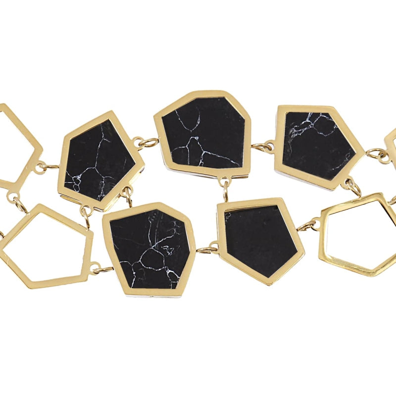 Pulsera de acero quirúrgico con dos tiras con diseño geométrico y con tres de ellos en acabado mármol en color negro acabado oro - mbyou